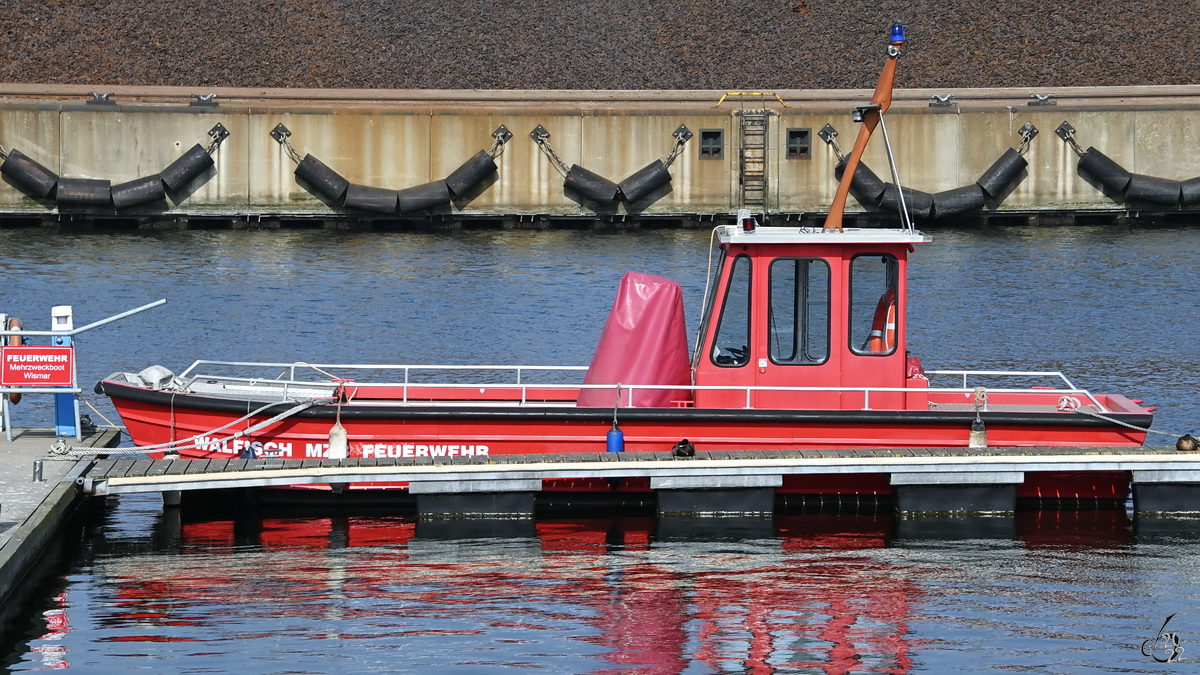 Das Feuerwehrboot WALFISCH MZB war Ende März 2022 im Hafen von Wismar zu sehen.