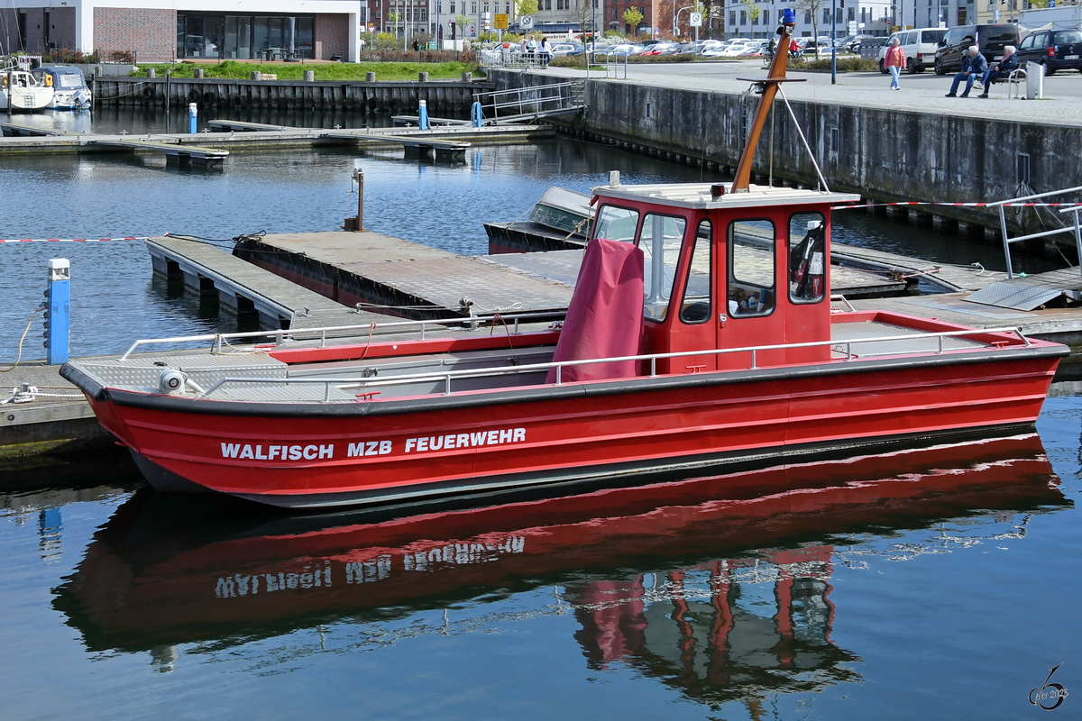 Das Feuerwehrboot WALFISCH MZB war Anfang Mai 2023 im Hafen von Wismar zu sehen.