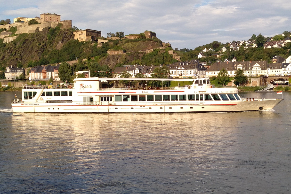Das FGS ASBACH (ENI: 04033080) der Reederei Köln-Düsseldorfer Deutsche Rheinschifffahrt (KD) stromaufwärts auf dem Rhein bei Koblenz am 14.08.2023.
