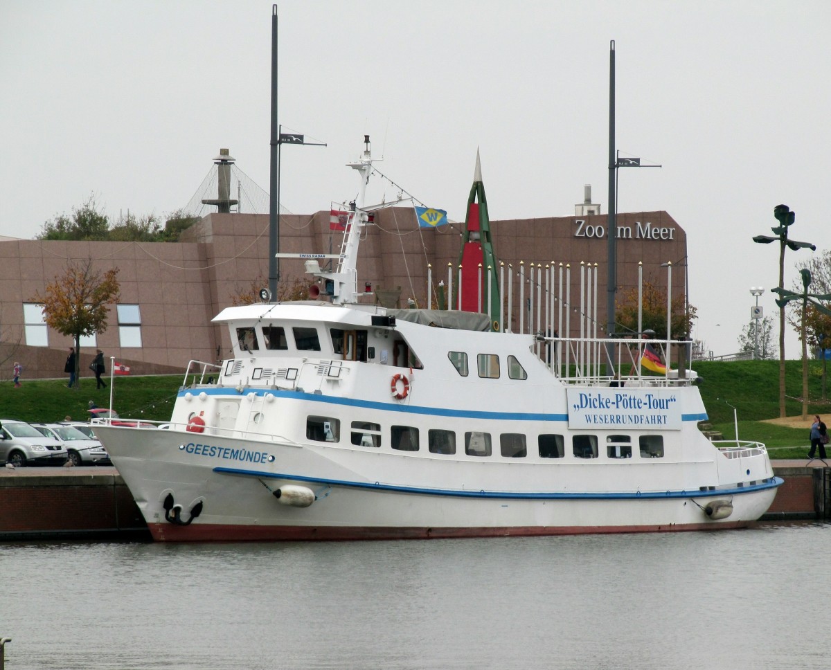 Das FGS Geestemünde , ex Adler III , IMO 7429176 , 30,5 x 6,20m , am 24.10.2015 im Neuen Hafen von Bremerhaven. Mit dem FGS kann man auf  Grosse Pötte Tour  gehen - sehr interessant für Leute die Schlepper und Containerschiffe sehen möchten.  