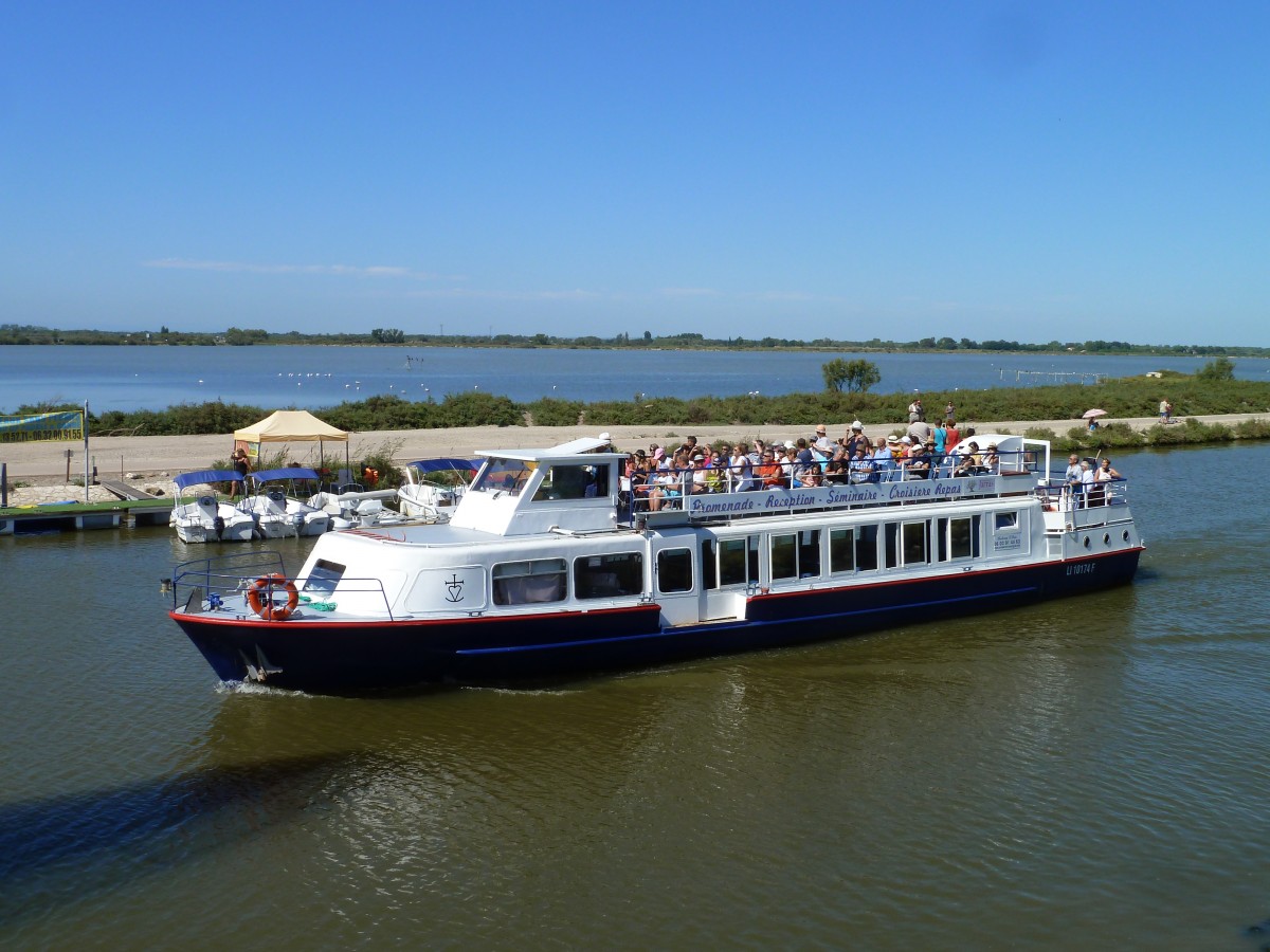 Das FGS  L'IRIS  der  Croisières de Camargue  auf dem Kanal von Aigues-Mortes nach Le Grau-du-Roi, 29.08.2015