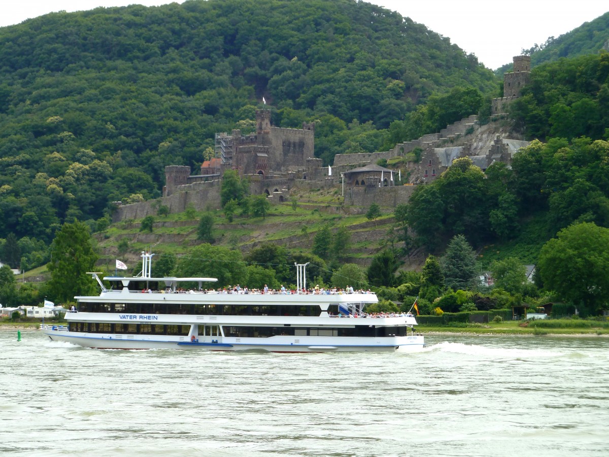 Das FGS  Vater Rhein  bei Trechtinghausen auf dem Mittelrhein, Burg Rheinstein im Hintergrund, 28.06.2015 (Tal Total) 