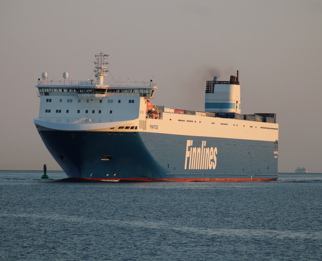 Das Finnlines RO-RO Schiff Finntide auf ihrem Seeweg von Helsinki nach Aarhus via Rostock beim Einlaufen in Warnemünde,weiter hinten kam dann schon die Aidamar.21.07.2024
