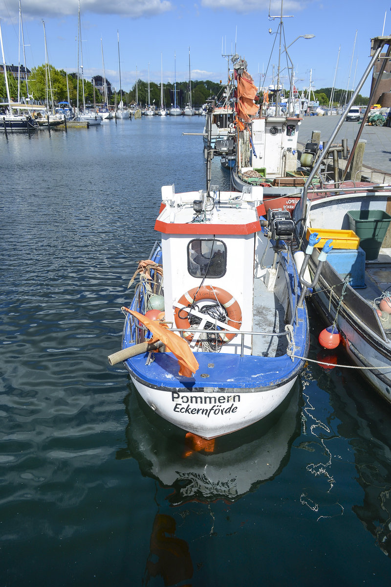 Das Fischeerboot »Pommern« von Eckernförde im Eckernförder Hafen. Fischereikennzeichen ergänzen: ECKE 2  Aufnahme: 11. Mai 2020.