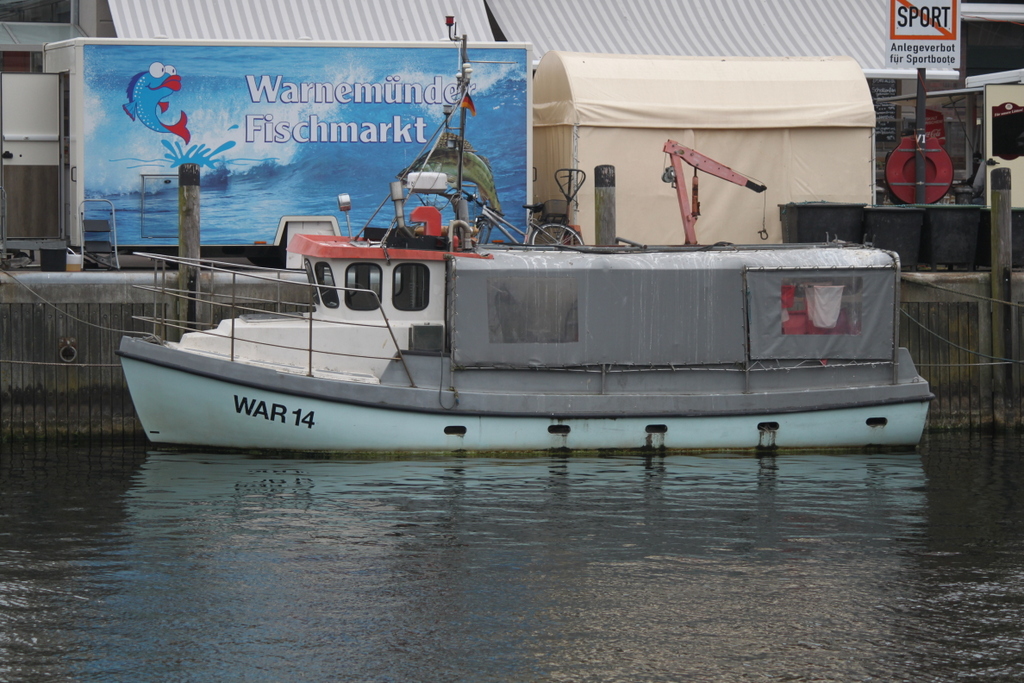 Das Fischerboot WAR-14(Christin)lag am 03.06.2018 beim Alten Strom in Warnemünde.