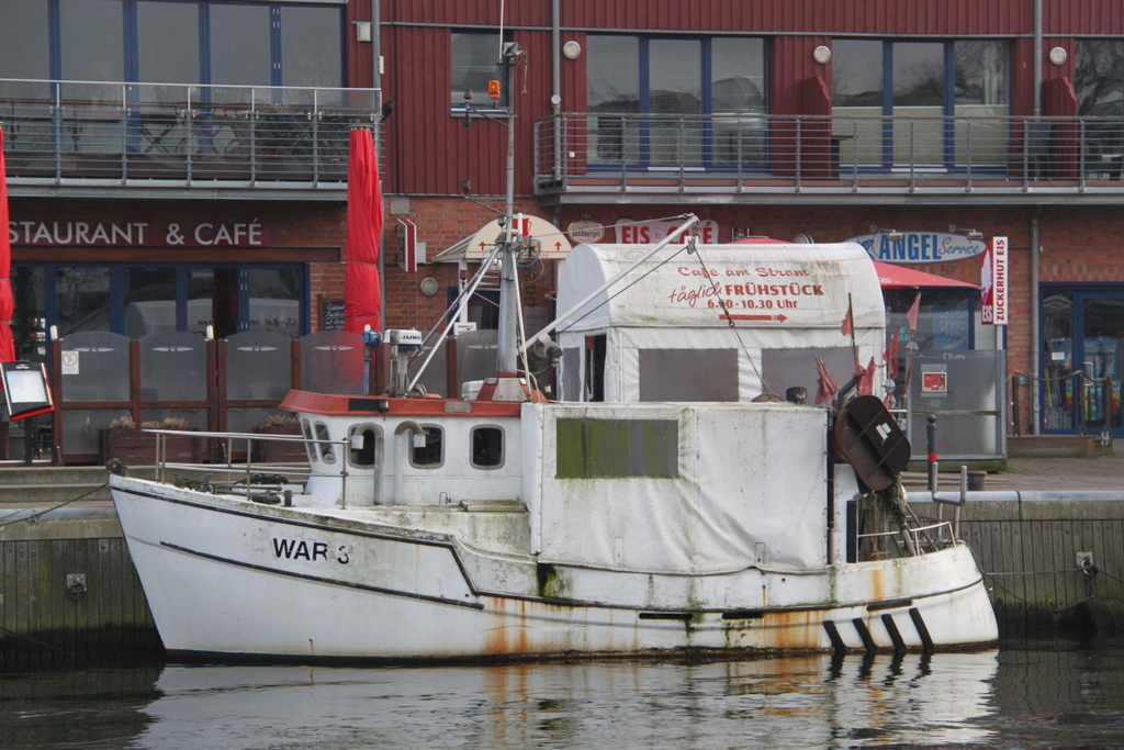 Das Fischerboot WAR-3 lag am 21.01.2018 beim  Alten Strom in Warnemünde.