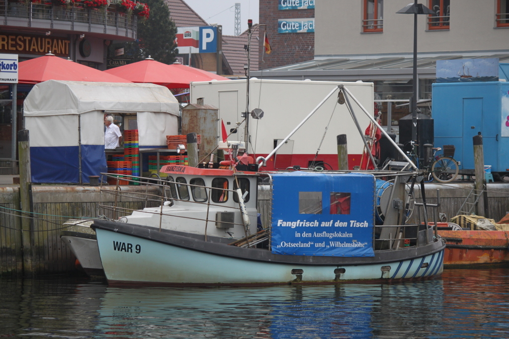 Das Fischerboot WAR-9(Franziska)lag am 03.06.2018 beim Alten Strom in Warnemünde.