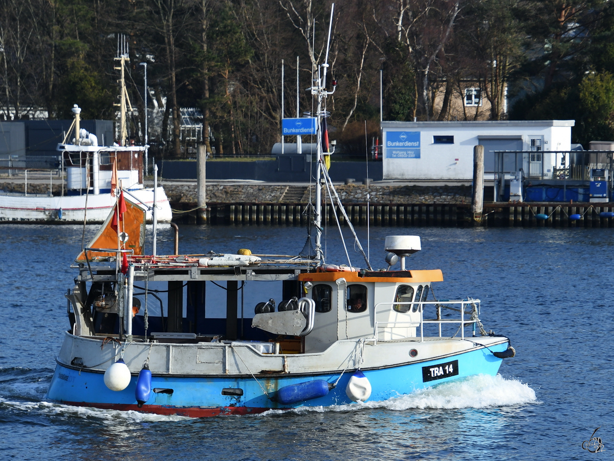 Das Fischereifahrzeug TRA 14 CONSTANTIA II ist auf der Trave unterwegs. (Travemünde, März 2022)