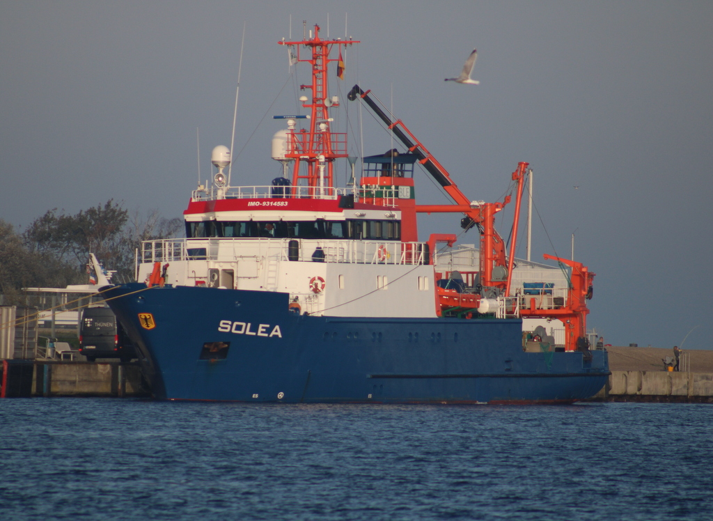 Das Fischereiforschungsschiff Solea(Heimathafen Cuxhaven)am Morgen des 30.10.2022 in Warnemünde.