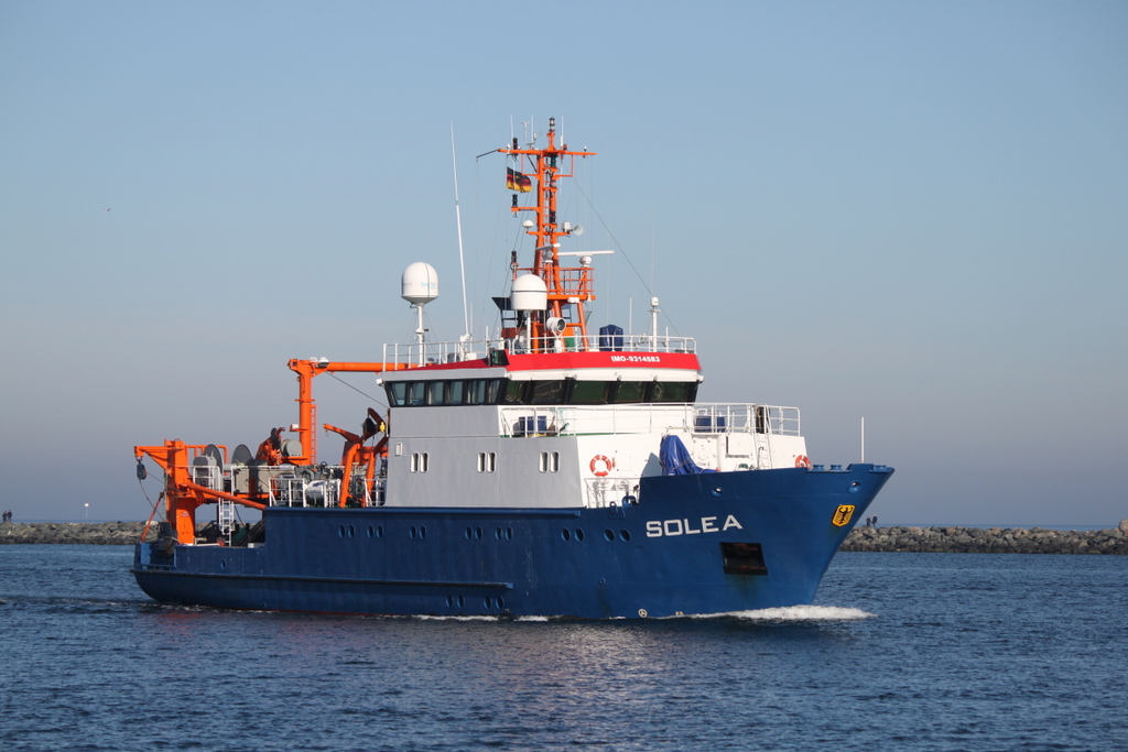 Das Fischereiforschungsschiff Solea(Heimathafen Cuxhaven)beim Einlaufen in Warnemünde.24.02.2019