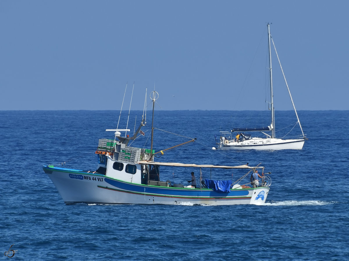 Das Fischereischiff MFA 44  Roberta , abgelichtet im Oktober 2017 auf dem Mittelmeer vor Sliema.