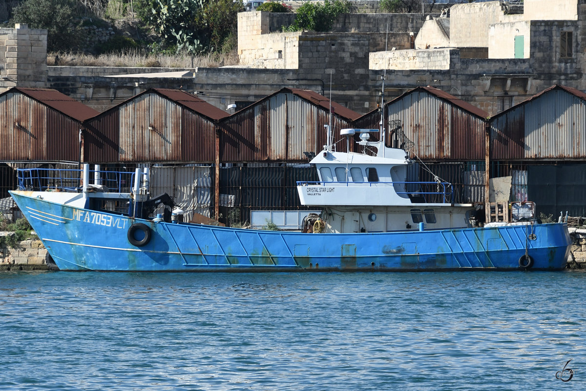 Das Fischereischiff MFA7053  Crystal Star Light  im Hafen von Valletta. (Oktober 2017)