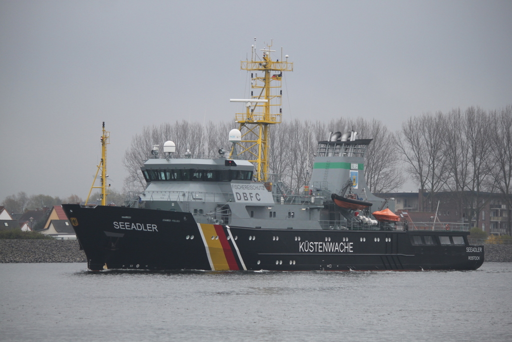 Das Fischereischutzboot Seeadler beim Auslaufen in Warnemünde am 15.04.2017