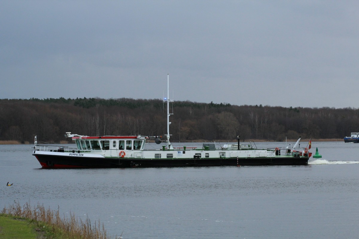 Das Flächenpeilschiff Domfelsen vom WSA Magdeburg drehte am 29.01.2015 im Jungfernsee / Sacrow-Paretzer Kanal nach Steuerbord / zu Berg und setzte seine Peilfahrten fort.