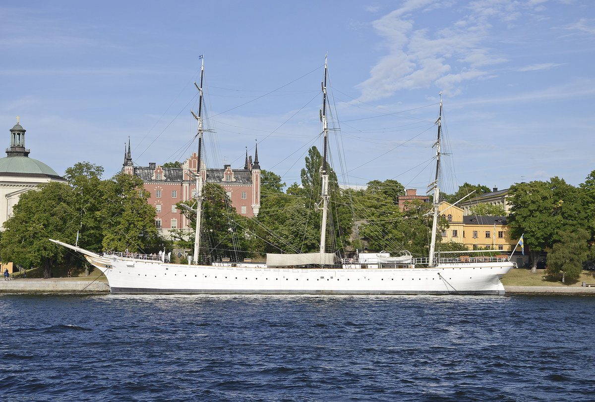 Das Flaggschiff des schwedischen Turistenverband STF – im wahrsten Sinne des Wortes – ist die Jugendherberge »Af Chapman« in Stockholm. Das Segelschiff gehört wohl zu den bekanntesten Jugendherbergen der Welt. Mitten in der Stadt gelegen, aber dennoch in einer ruhigen Umgebung.
Aufnahme: 27. Juli 2017.