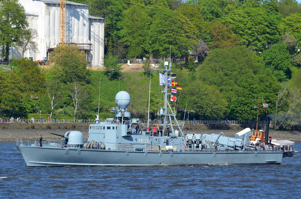 Das Flugkörper-Schnellboot S72 Puma Flagge:Deutschland Länge:58.0m Breite:8.0m aufgenommen am 10.05.15 vom Rüschpark Hamburg Finkenwerder.