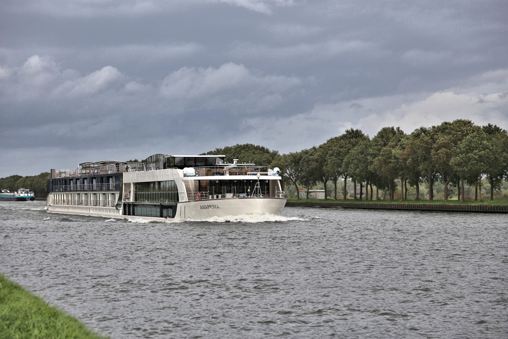 Das Fluss Kreuzfahrt Schiff AMAPRIMA aus Basel ist hier am 4.10.2023 um 14.40 Uhr auf dem Oostkanal bei Amsterdam in Richtung Utrecht unterwegs.