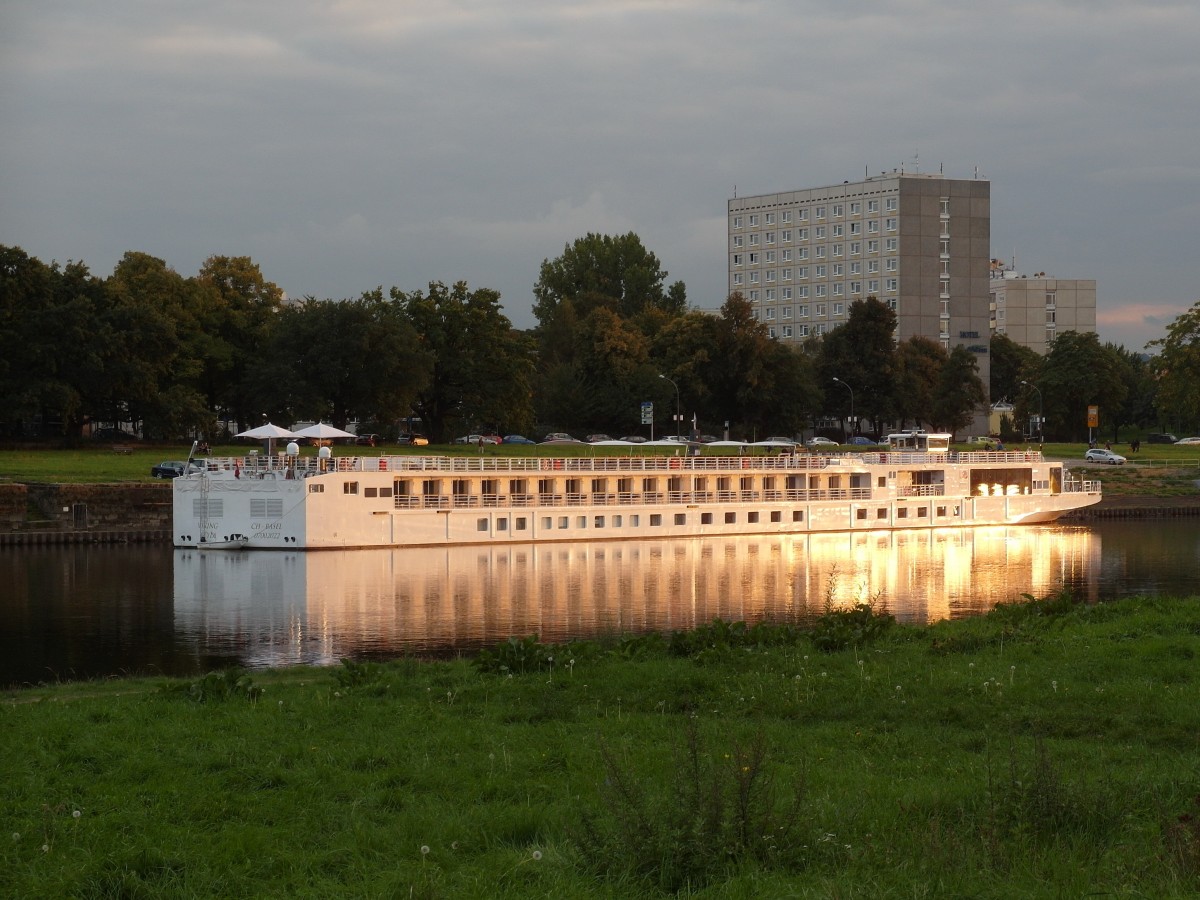 Das Flusskreuzfahrtschiff KFGS VIKING BEYLA, CH-Basel (ENI 07002022) im Licht der Abendsonne bei extrem niedrigem Wasserstand der Elbe (Pegel Dresden 67 cm). Die amerikanischen Touristen hatten eine Kreuzfahrt Prag - Wittenberge gebucht und konnten nur Ausflüge per Bus unternehmen; Dresden, 26.09.2015
