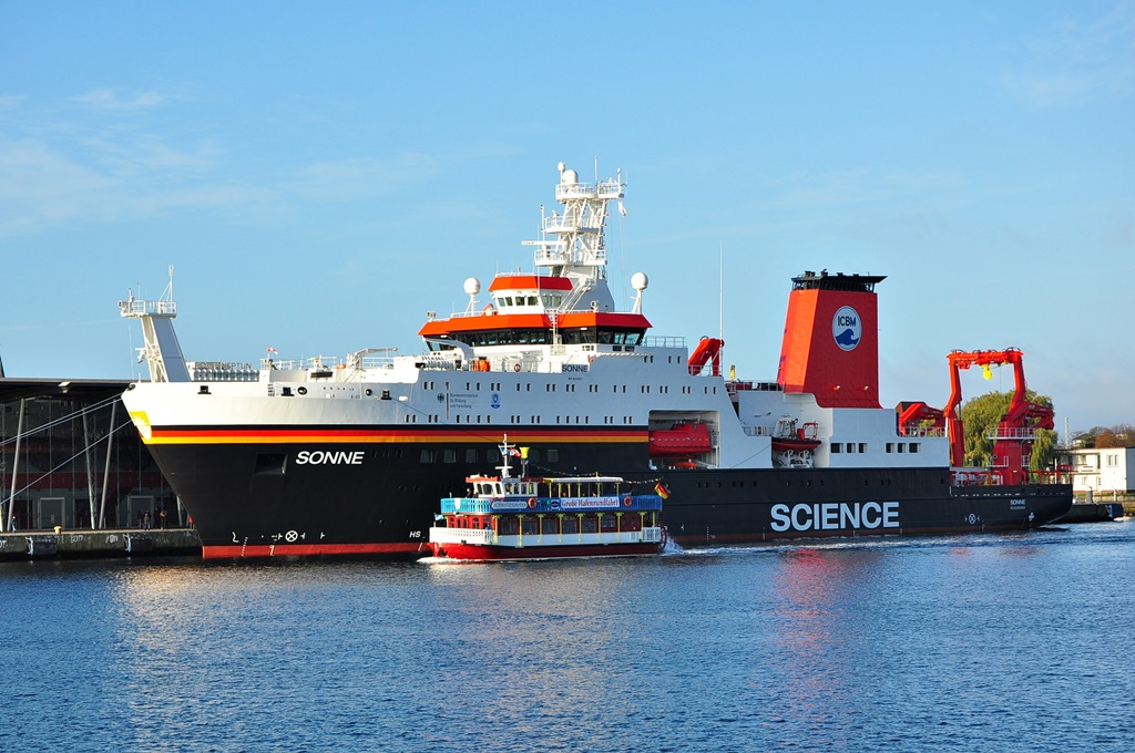 Das Forschungsschiff  Sonne  zeigt sich am 25.11.2014 in Warnemünde.