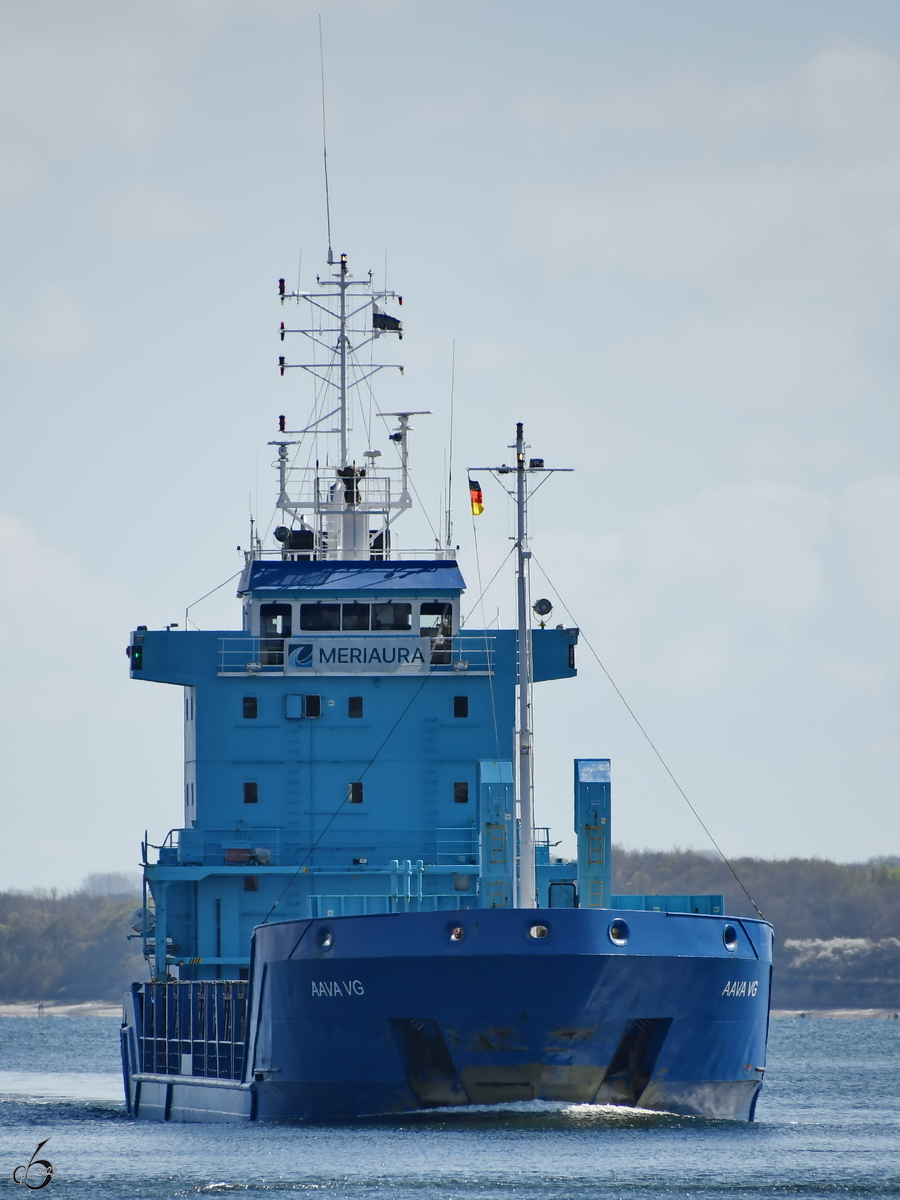 Das Frachtschiff AAVA VG (IMO: 9179361) kommt gerade in Travemünde an. (April 2023)