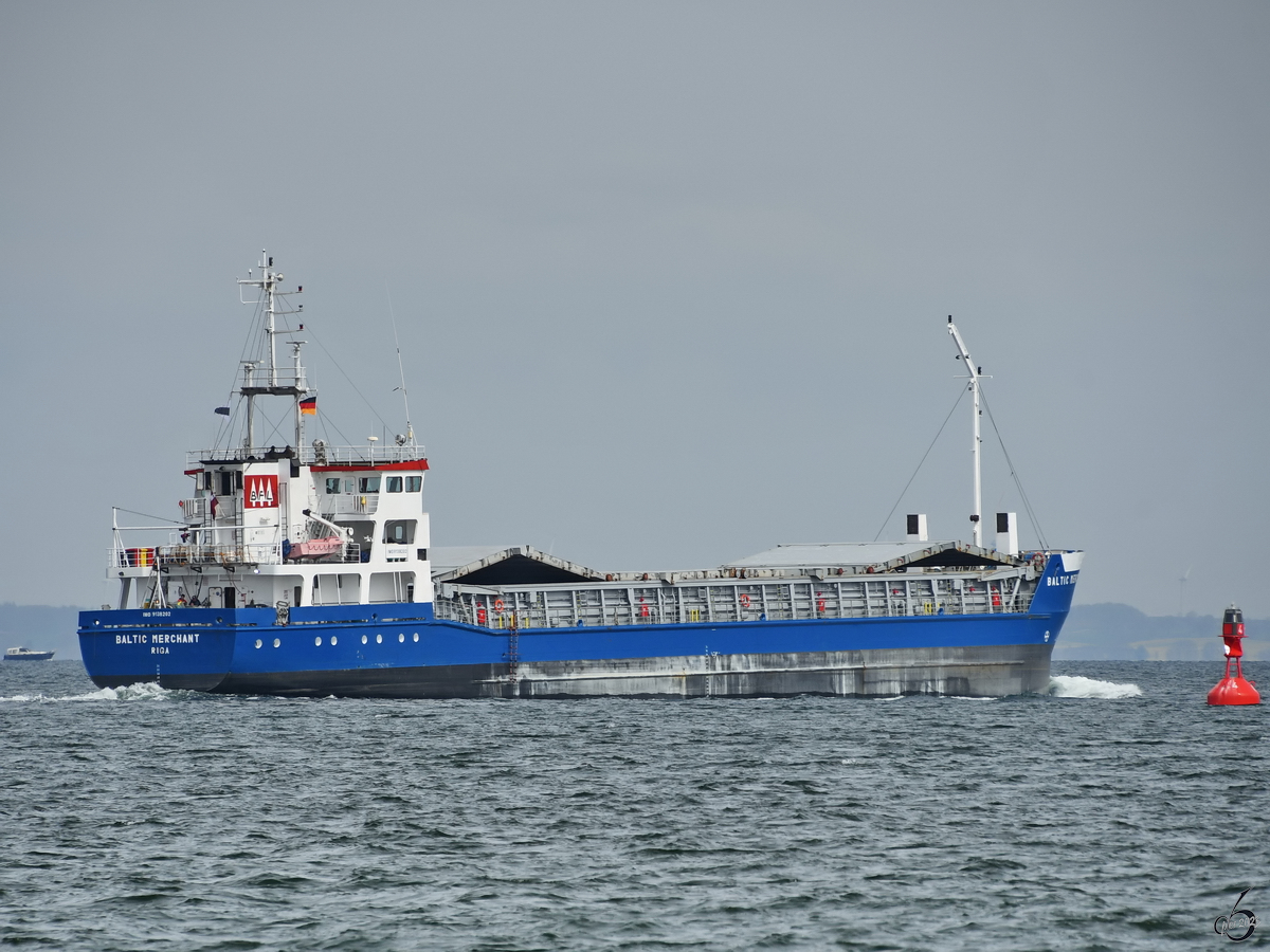 Das Frachtschiff BALTIC MERCHANT (IMO: 9138202) macht sich auf den Weg in die Ostsee. (Travemünde, April 2023)