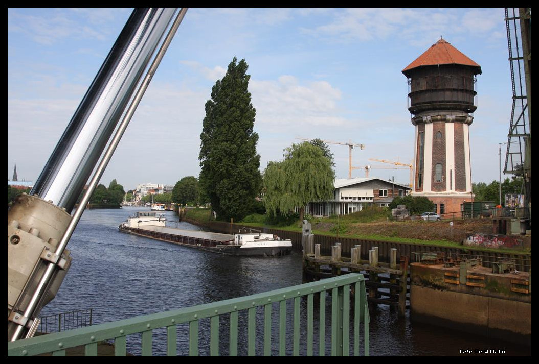 Das Frachtschiff  Büffel  kommt hier am 4.7.2016 vom Küstenkanal in Oldenburg und fährt auf der Hunte weiter in den Oldenburger Hafen. Dazu wurde die Eisenbahn Klappbrücke geöffnet und neben dem ehemaligen Oldenburger Wasserturm hochgefahren!