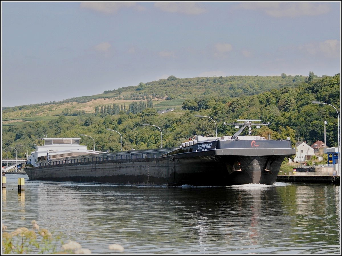 Das Frachtschiff  COMPARI , Euronr 02323607, L 135m, B 11,40m, t 3778, aufgenommen bei der Ausfahrt aus der Schleuse nahe Grevenmacher (L)am 21.08.2013. 