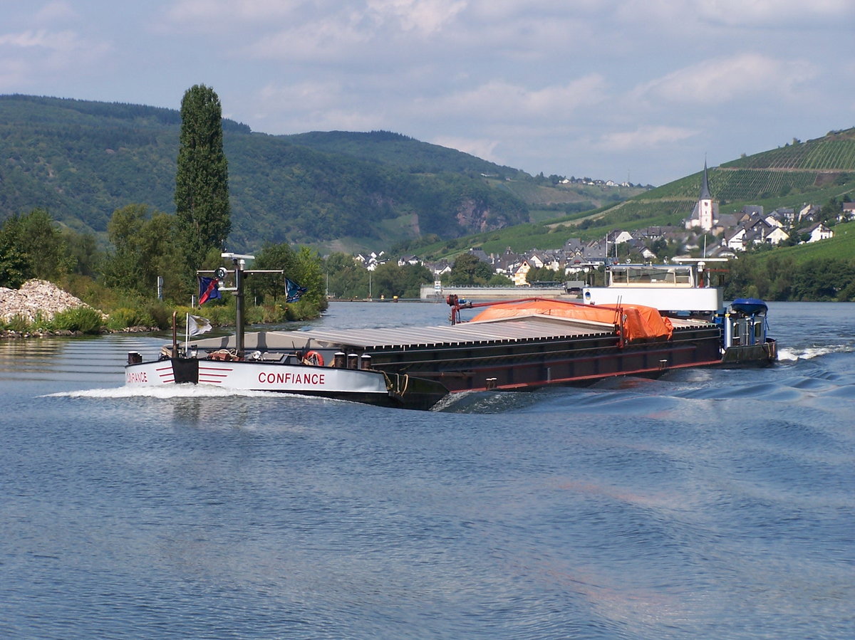 Das Frachtschiff CONFIANCE, das Bild wurde am 25.8.2011 auf der Mosel aufgenommen.