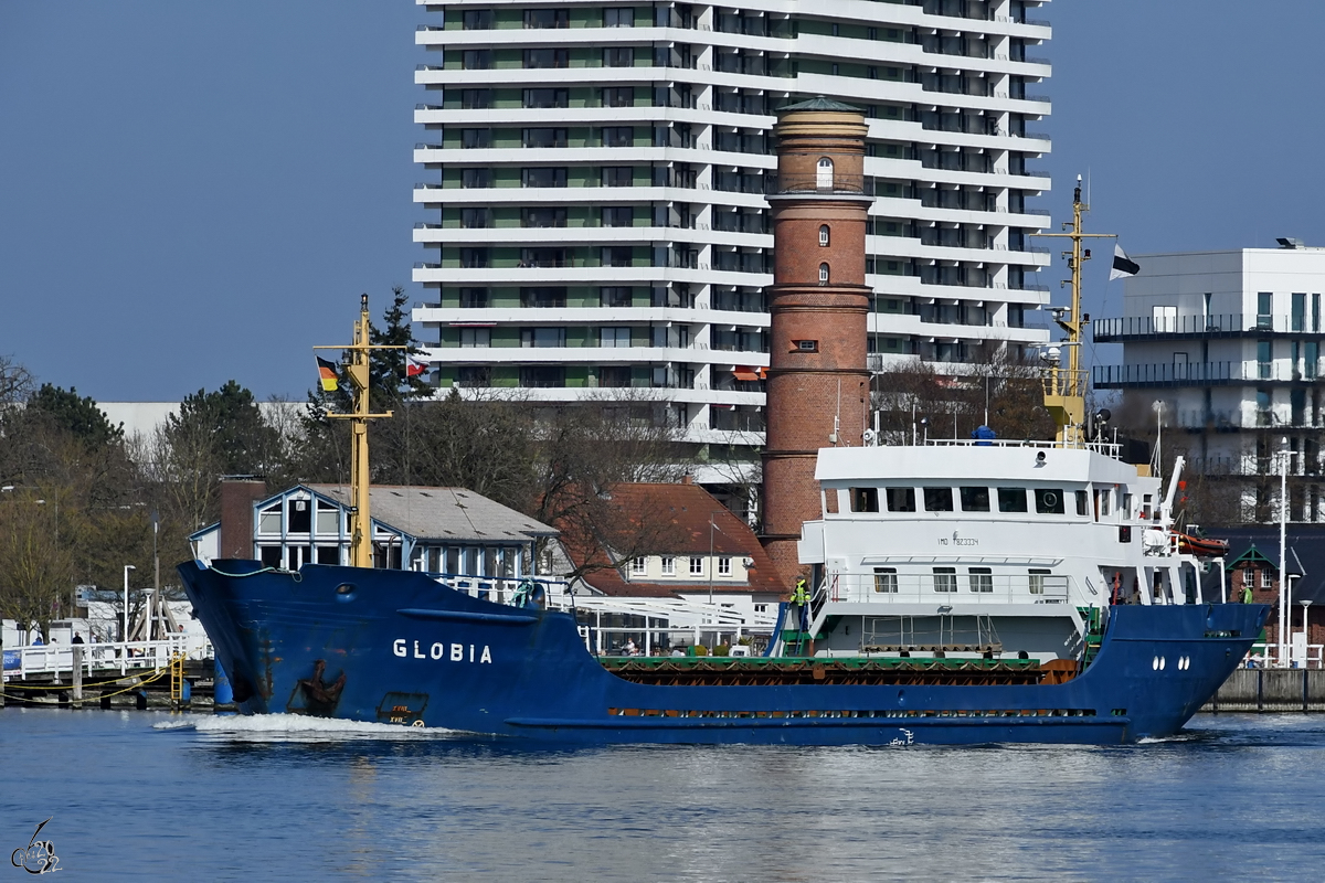 Das Frachtschiff GLOBIA (IMO: 7823334) befährt die Trave in Richtung Lübeck. (Travemünde, März 2022)