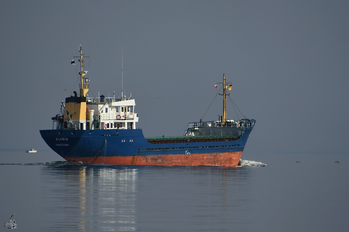 Das Frachtschiff GLOBIA (IMO: 7823334) macht sich auf den Weg in die Ostsee. (Priwall, März 2022)