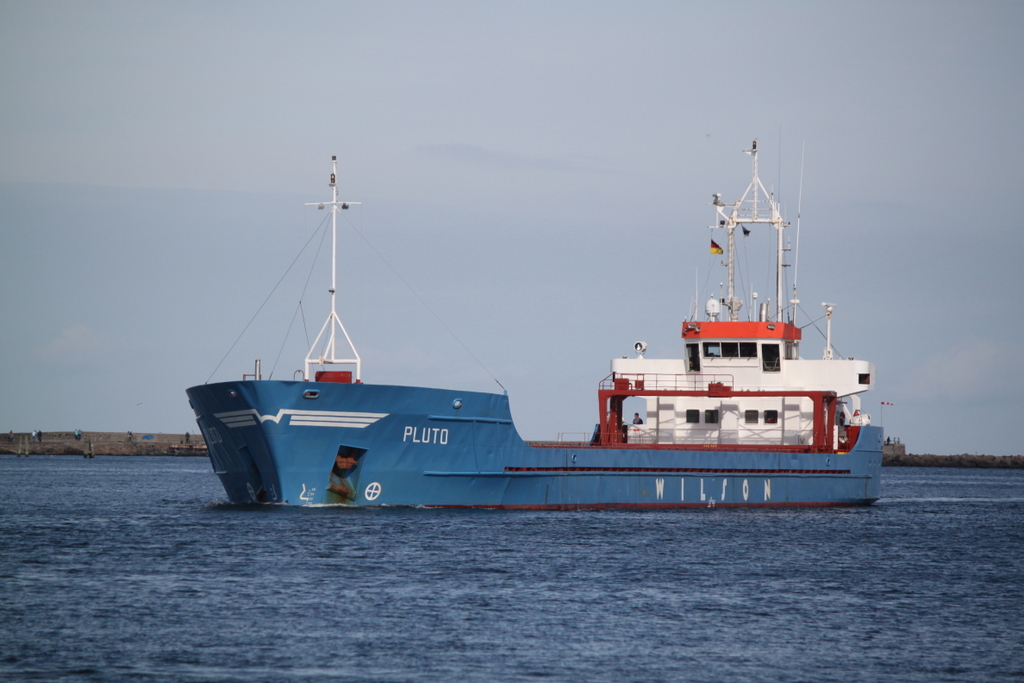 das Frachtschiff Pluto auf dem Seeweg von Hellvik nach Rostock-Überseehafen beim Einlaufen in Warnemünde.16.09.2018