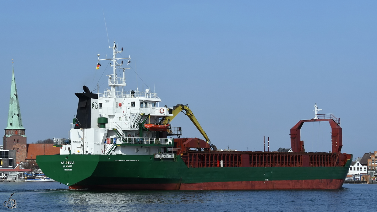 Das Frachtschiff ST.PAULI (IMO: 8214358) wurde 1983 gebaut und ist hier Ende März 2022 auf der Trave bei Priwall zu sehen.