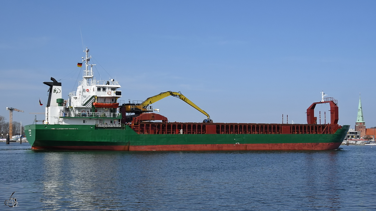 Das Frachtschiff ST.PAULI (IMO: 8214358) wurde 1983 gebaut und ist hier Ende März 2022 auf der Trave bei Priwall zu sehen.