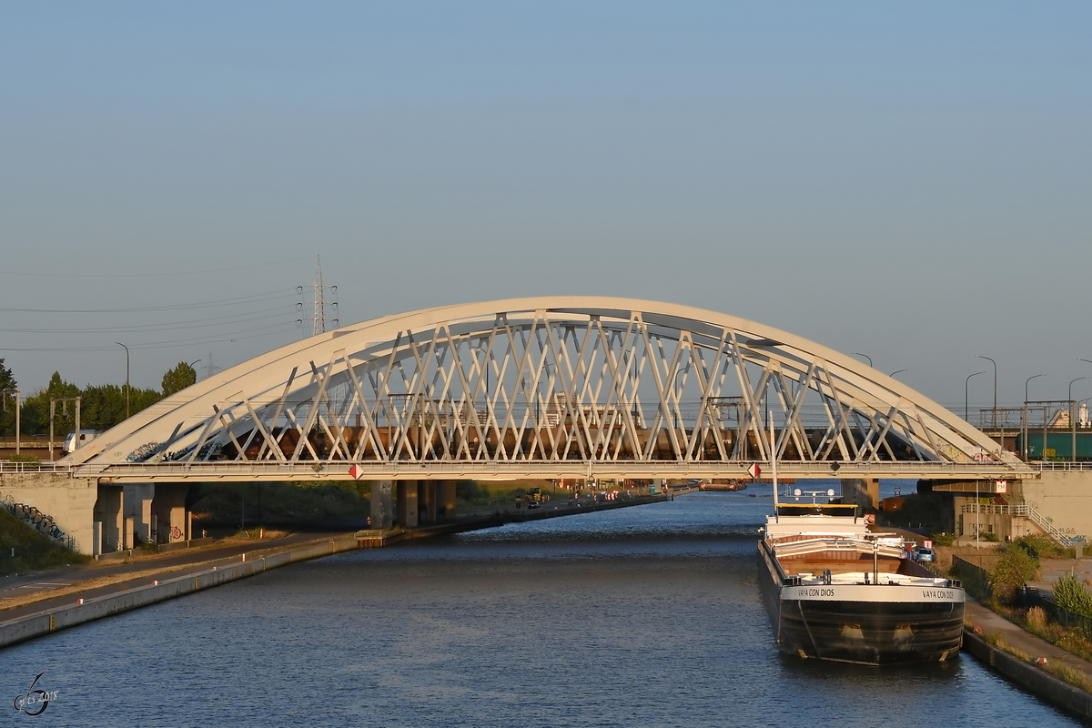 Das Frachtschiff  Vaya Con Dios  (205228490) Ende Juli 2018 im Albertkanaal Antwerpen.