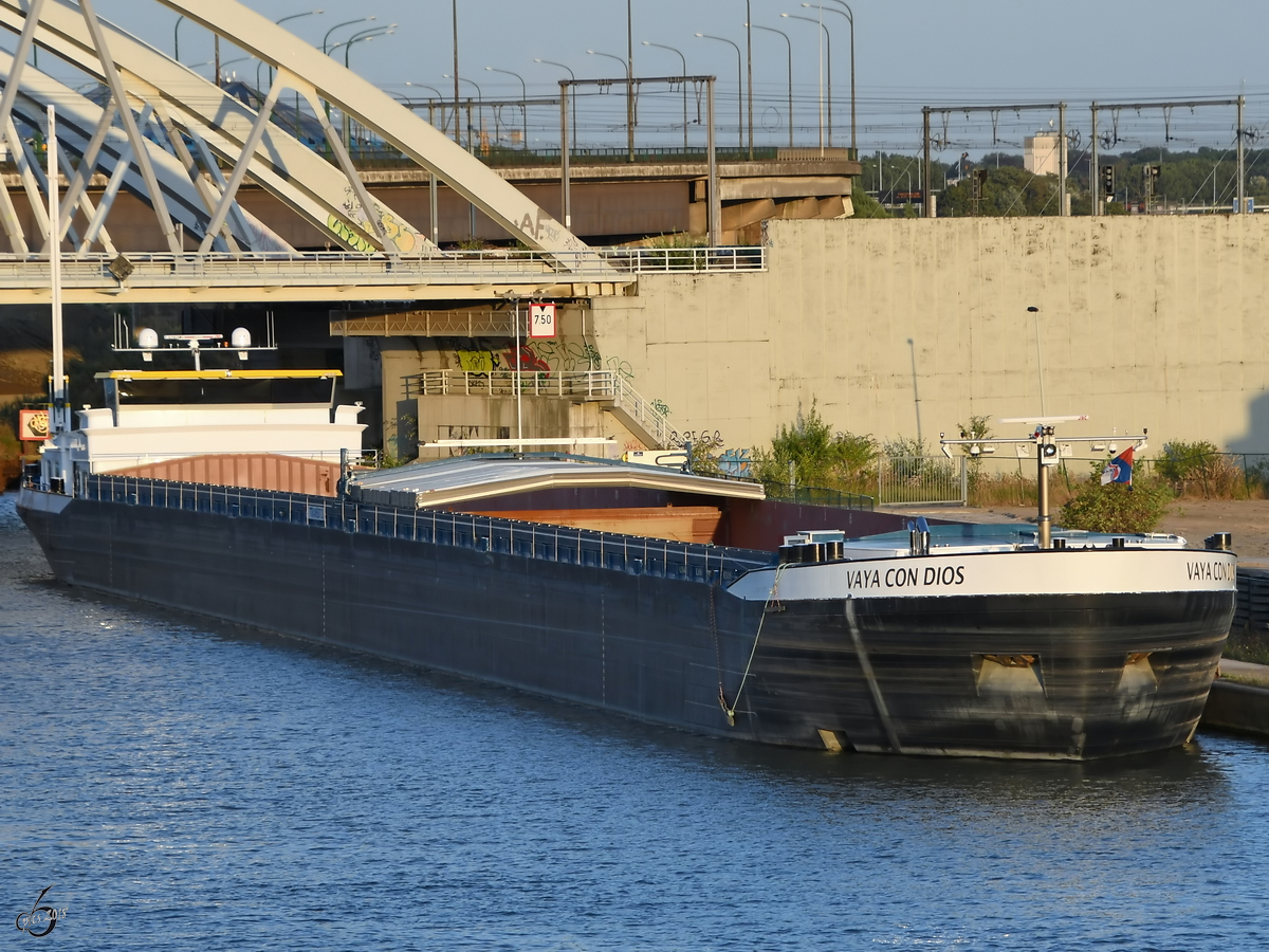 Das Frachtschiff  Vaya Con Dios  (205228490) Ende Juli 2018 im Albertkanaal Antwerpen.