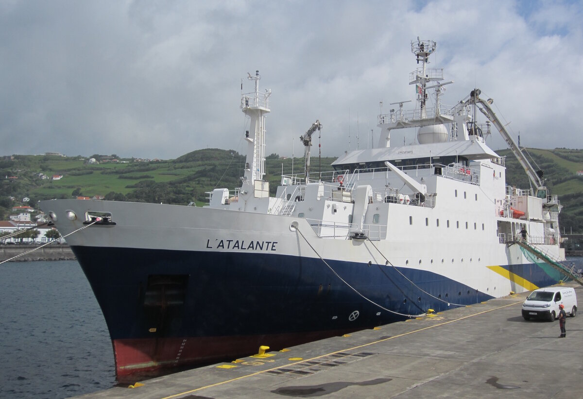Das französische Forschungsschiff  L`Atlante  des Instituts Ifremer liegt im Hafen von Horta auf der Azoren-Insel Faial. Aufgenommen am 29.07.2023