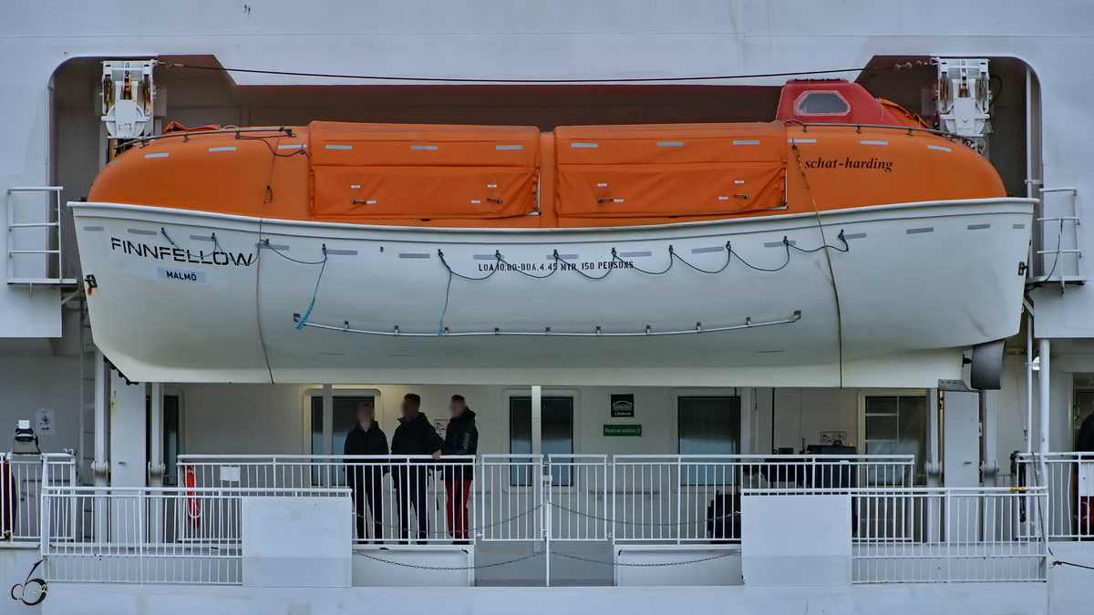 Das für 150 Personen ausgelegte Rettungsboot der FINNFELLOW (IMO: 9145164) in der Nahaufnahme, so gesehen Anfang Mai 2023 in Travemünde.