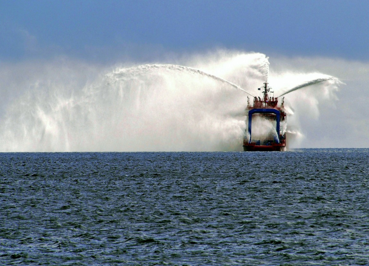 Das für den Einsatz in der Arktis konzipierte, unter russischer Flagge fahrende hochspezialisierte Rettungsschiff MURMAN prüft am 20.September 2015 in der Ostsee  vor Sassnitz  die Funkionsfähigkeit seiner Feuerlöschmonitore.