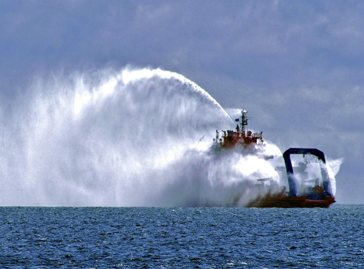 Das für den Einsatz in der Arktis konzipierte, unter russischer Flagge fahrende hochspezialisierte Rettungsschiff MURMAN prüft am 20.September 2015 in der Ostsee  vor Sassnitz  die Funkionsfähigkeit seiner Feuerlöschmonitore.