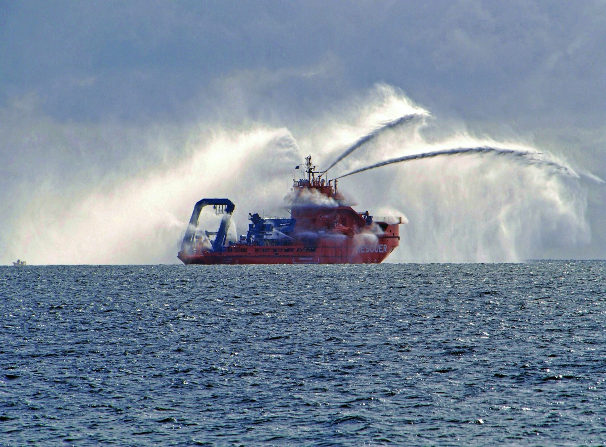 Das für den Einsatz in der Arktis konzipierte, unter russischer Flagge fahrende hochspezialisierte Rettungsschiff MURMAN prüft am 20.September 2015 in der Ostsee  vor Sassnitz die Funkionsfähigkeit seiner Feuerlöschmonitore.