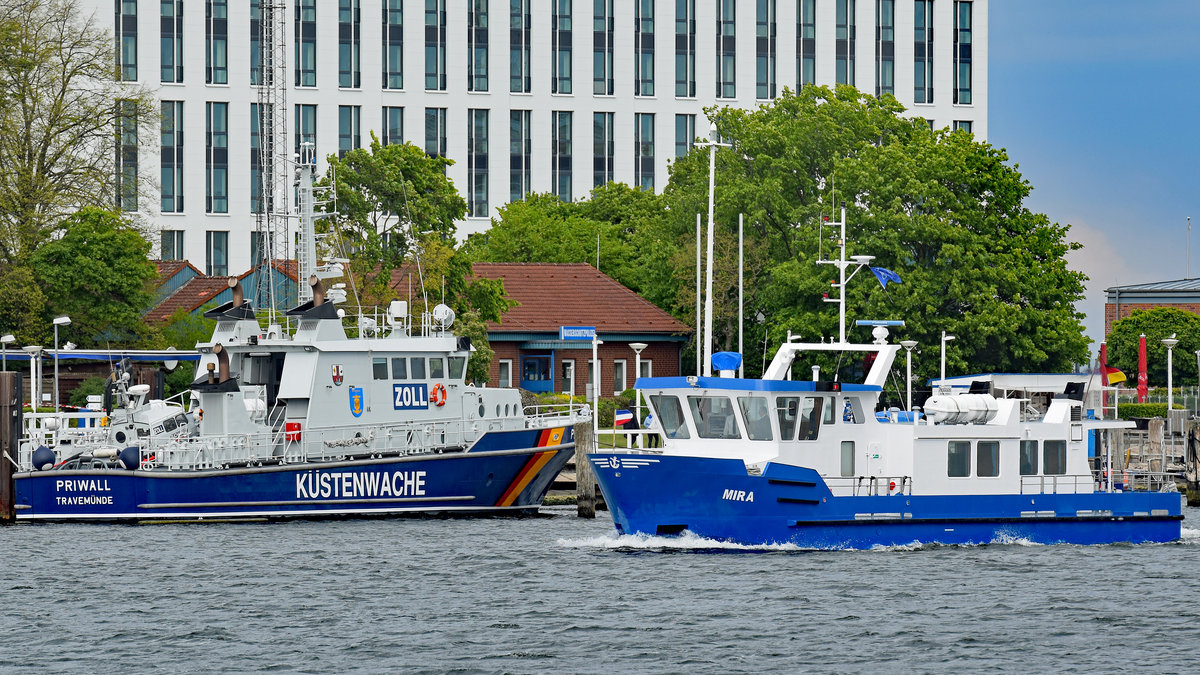 Das für Seebestattungen eingesetzte Fahrzeug MIRA passiert - von der Ostsee kommend - am 16.05.2020 das in Lübeck-Travemünde liegende Zollboot PRIWALL.