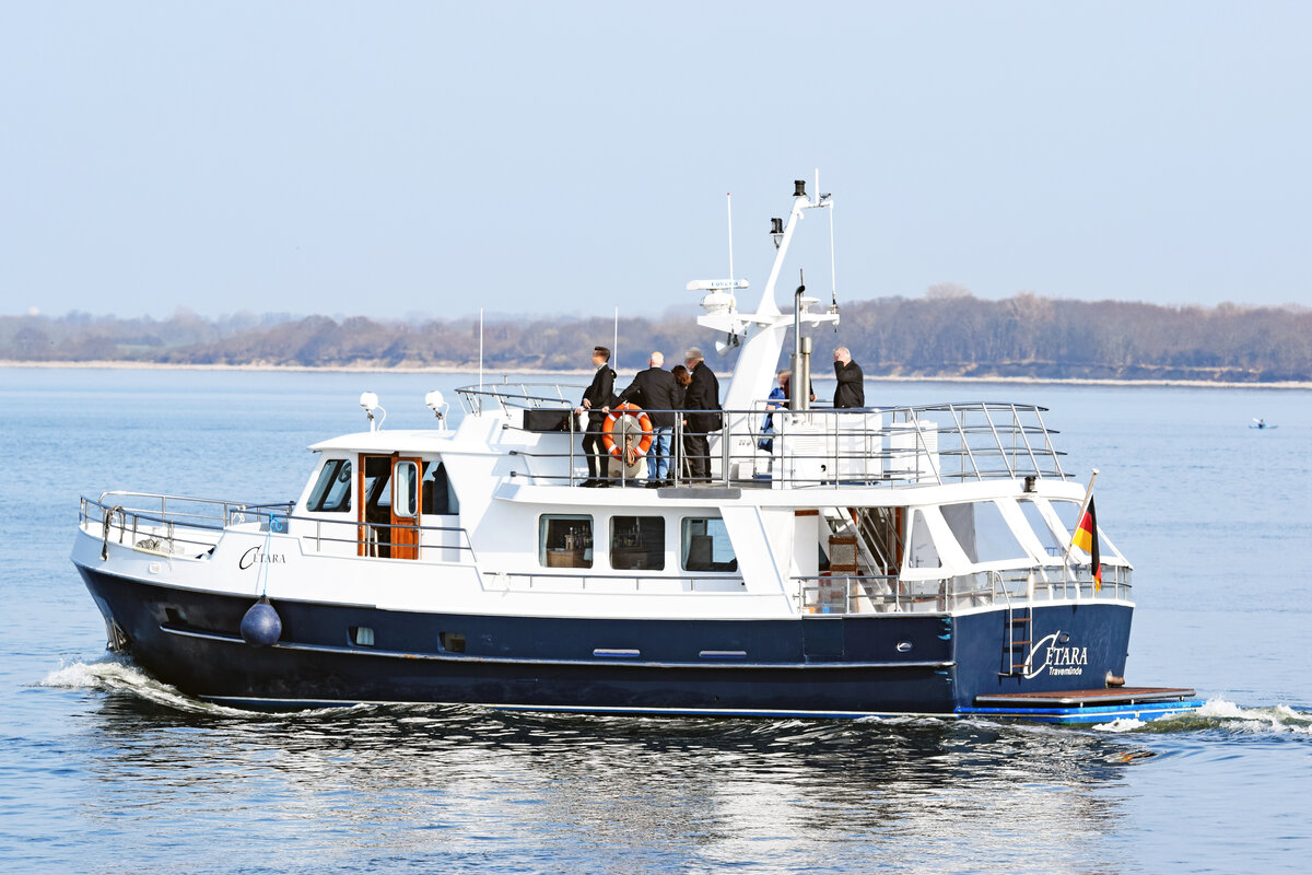 Das für Seebestattungen eingesetzte Motorboot CETARA am 25.03.2022 in der Ostsee vor  Lübeck-Travemünde