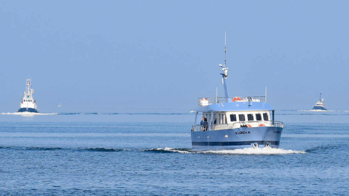 Das für Seebestattungen eingesetzte Motorboot EUREKA am 25.03.2022 in der Ostsee vor  Lübeck-Travemünde