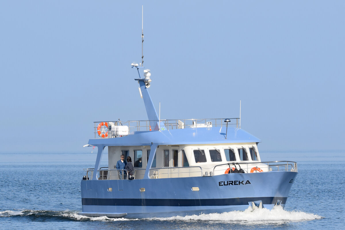 Das für Seebestattungen eingesetzte Motorboot EUREKA am 25.03.2022 in der Ostsee vor  Lübeck-Travemünde