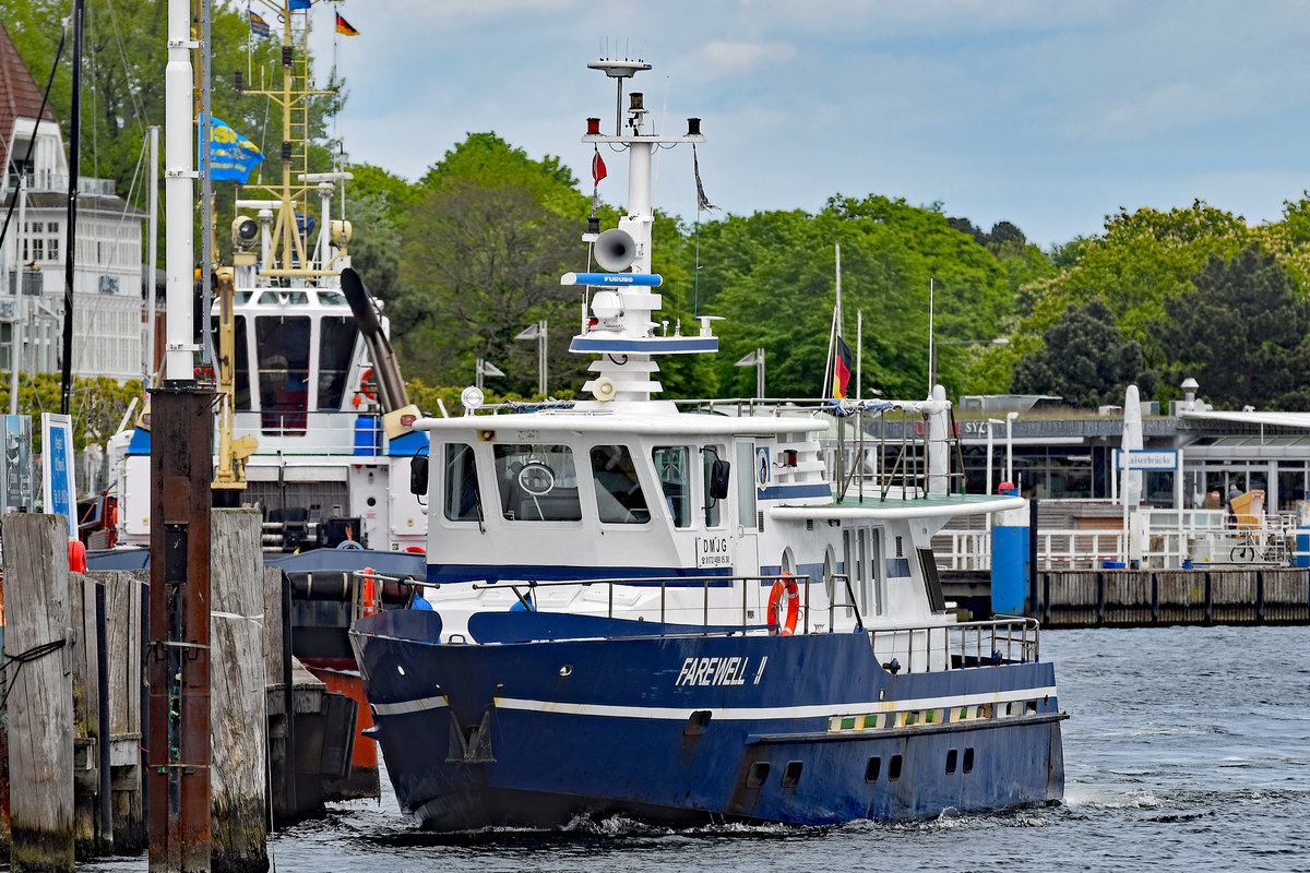 Das für Seebestattungen eingesetzte Seefahrzeug FAREWELL II am 16.05.2020 im Hafen von Lübeck-Travemünde
