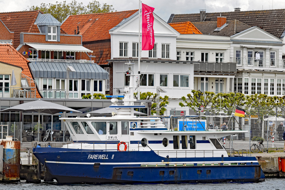 Das für Seebestattungen eingesetzte Seefahrzeug FAREWELL II am 16.05.2020 im Hafen von Lübeck-Travemünde