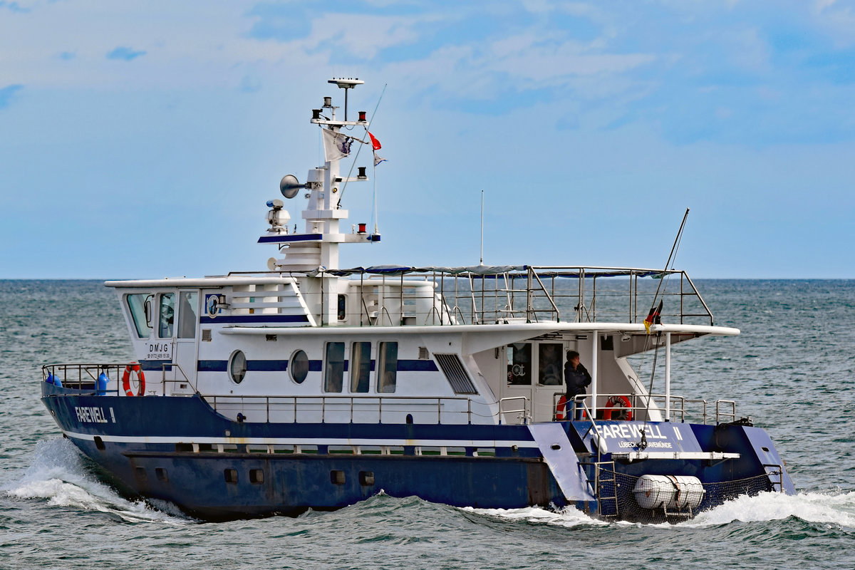 Das für Seebestattungen eingesetzte Seefahrzeug FAREWELL II am 16.05.2020 in der Ostsee vor Lübeck-Travemünde