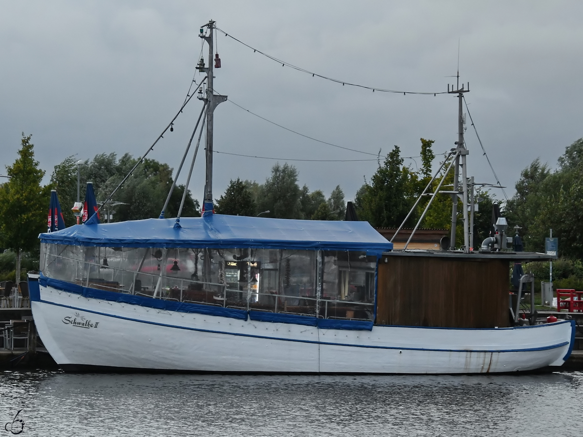 Das Gastroschiff SCHWALBE II hat Mitte August 2021 im Hafen von Greifswald angelegt.