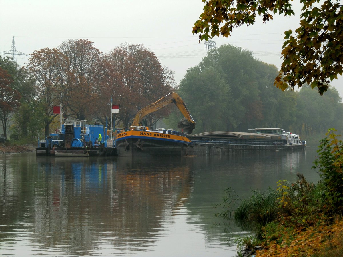 Das GMS Hans Krieger (04601960 , 86 x 9,50m) wurde am 25.10.2016 vom Bagger des Pontons F Amstetten (04030480) mit Aushubmaterial vom Grund des Sacrow-Paretzer-Kanales (UHW) beladen. Die Stelle befindet sich zw. Marquardt und Schlänitzsee.  