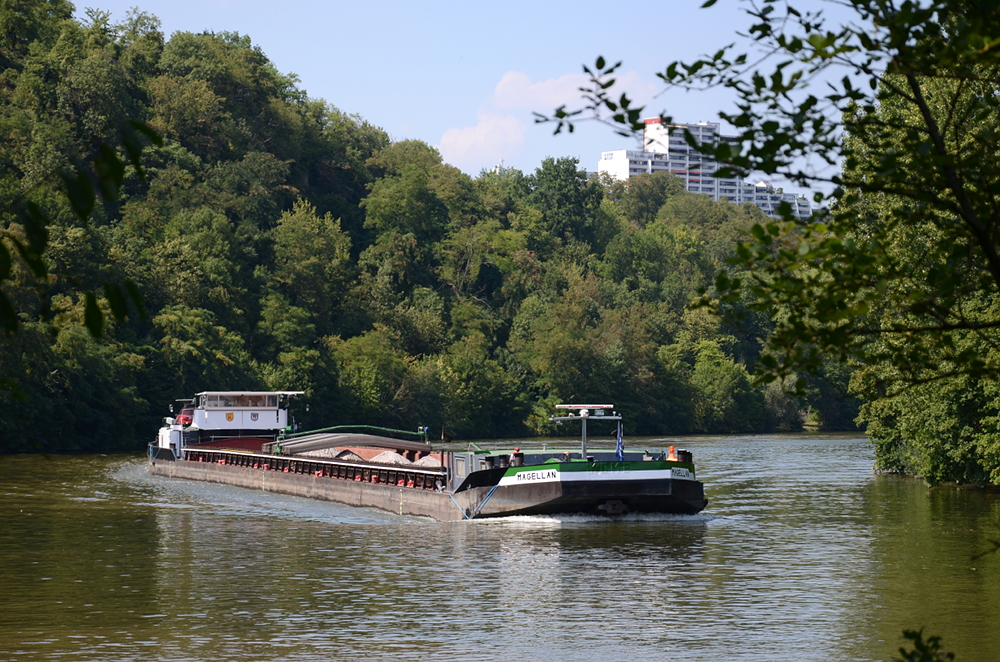 Das GMS  Magellan  fährt am 06. August 2018 bei Stuttgart-Münster neckaraufwärts.